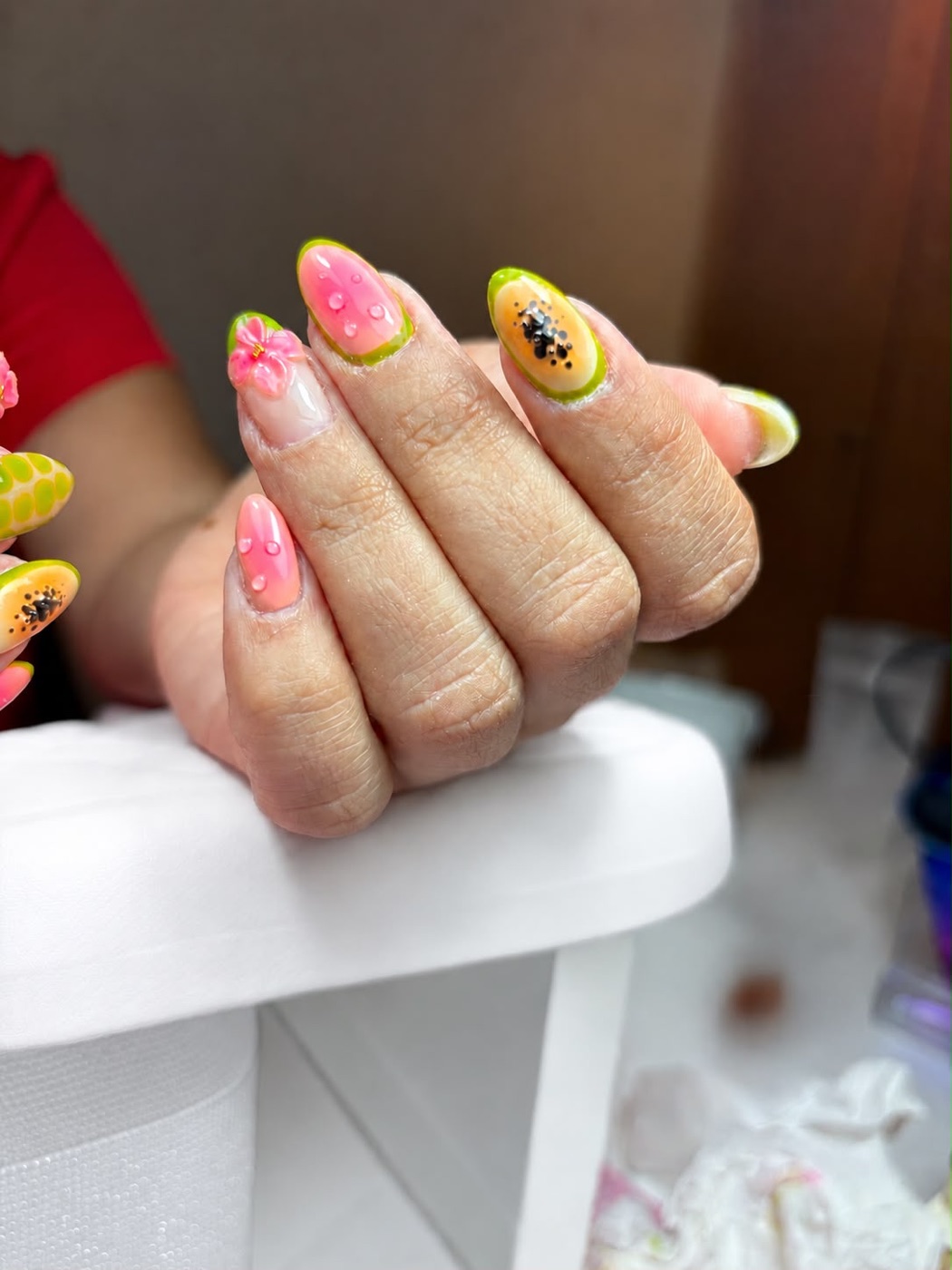 Diseño de uñas de gel en rosa, verde y amarillo