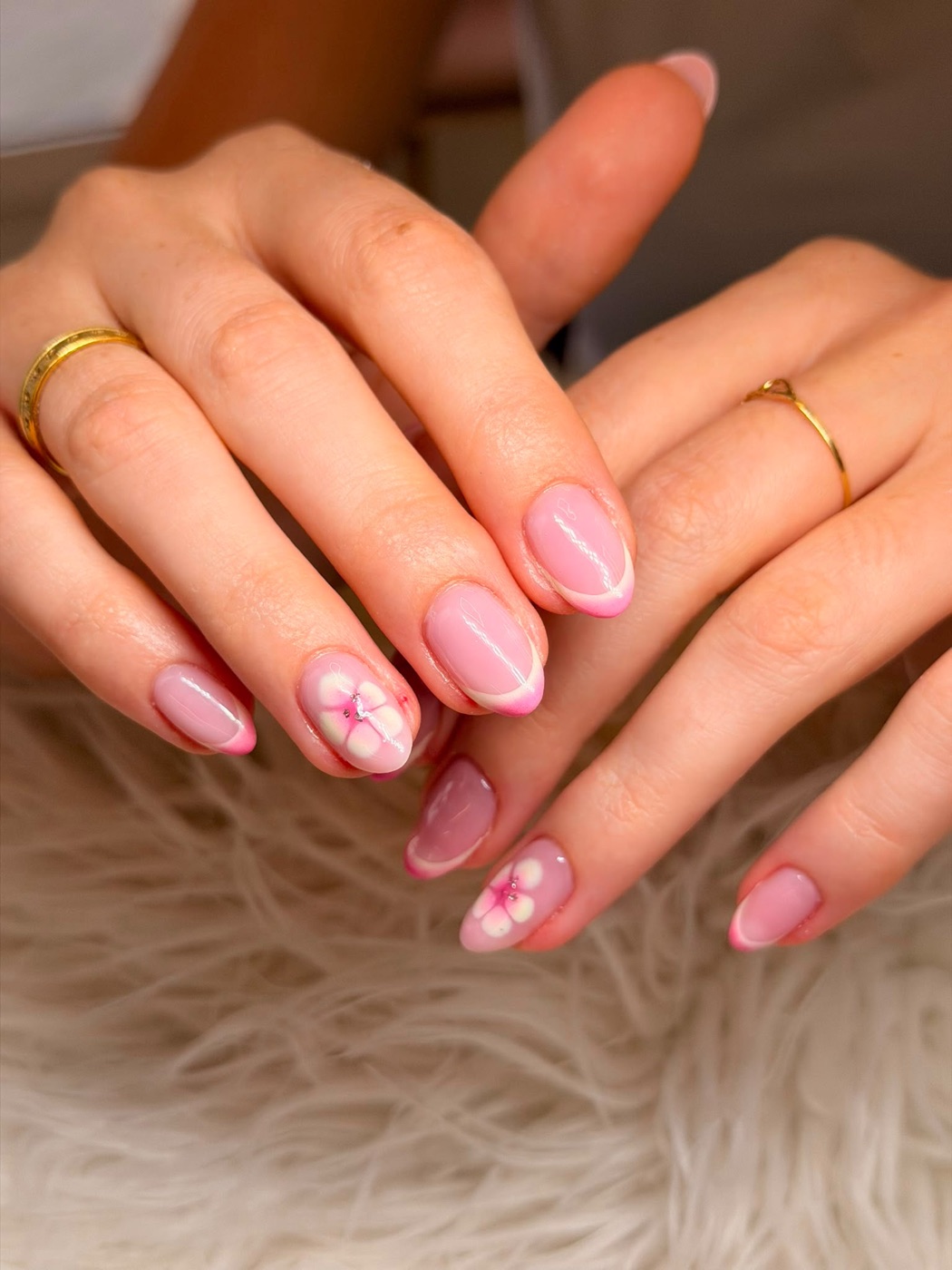 Trabajo de uñas de gel realizado en el salón