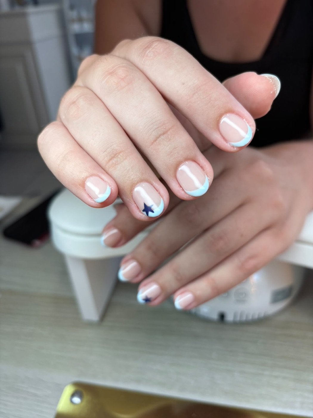 Trabajo de uñas de gel realizado en el salón