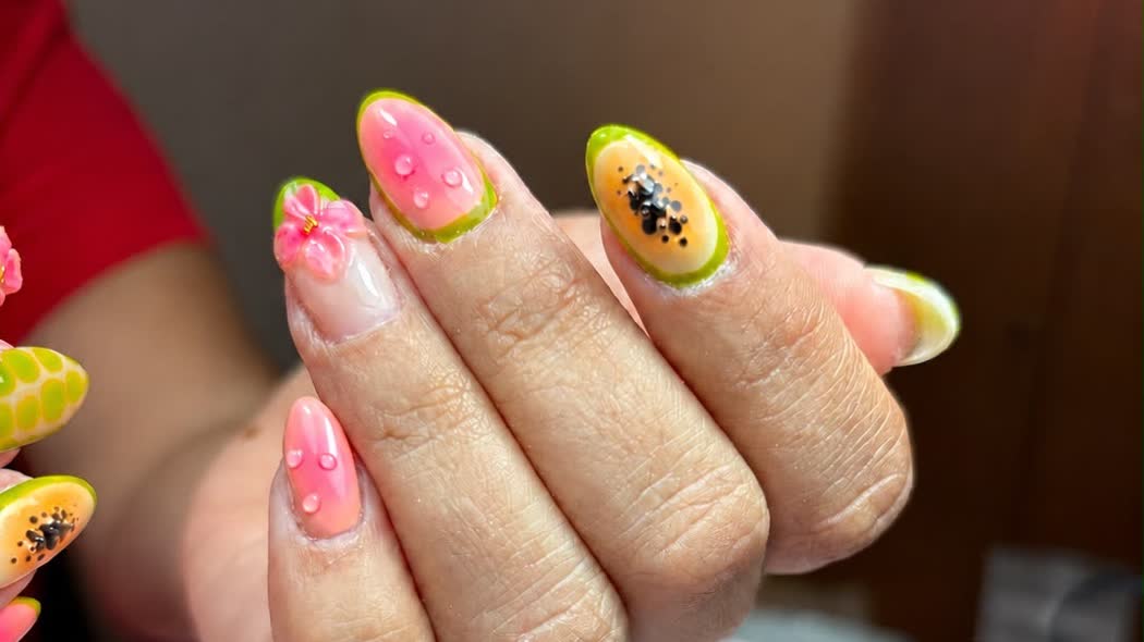 Diseño de uñas de gel en rosa, verde y amarillo